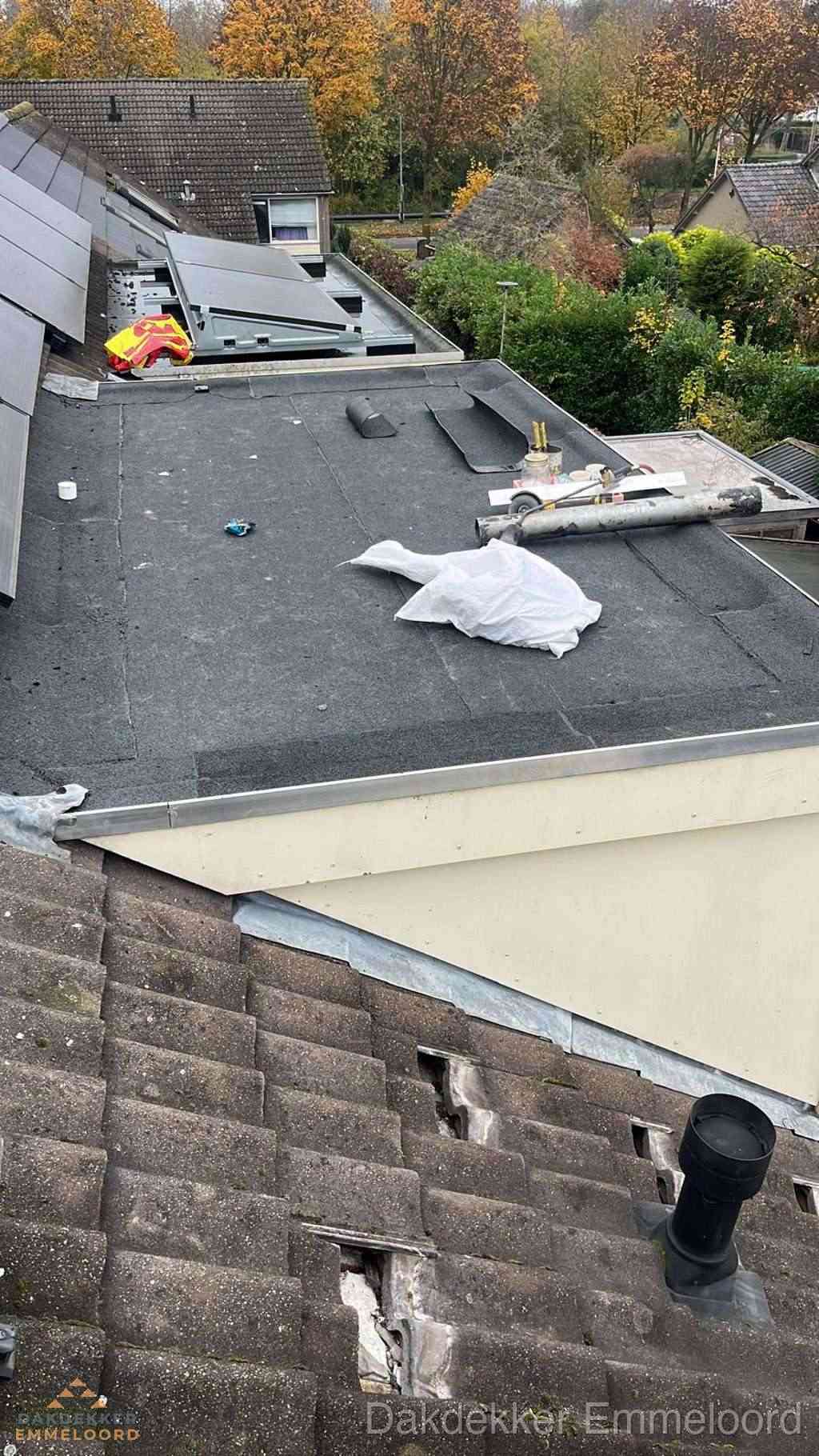 Beschadigde dakbedekking op plat dak voor reparatie in Emmeloord