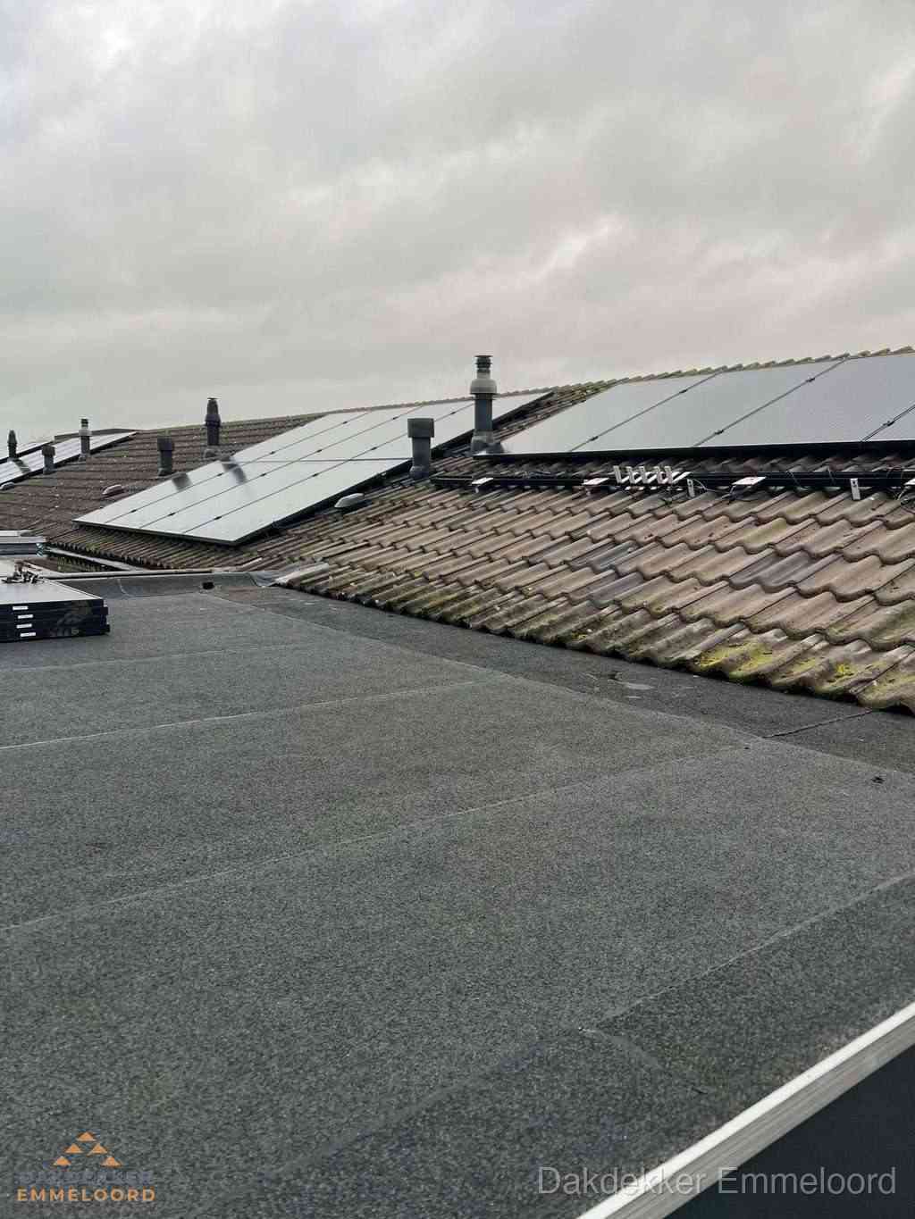 Bitumen dakbedekking op plat dak met aansluitend pannendak en zonnepanelen in Emmeloord
