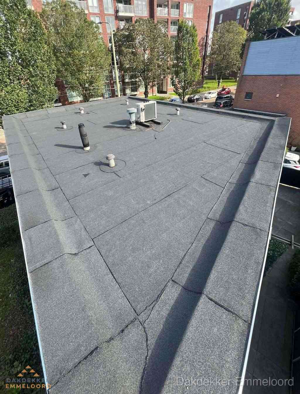 Afgewerkt plat dak met bitumen dakbedekking in Emmeloord