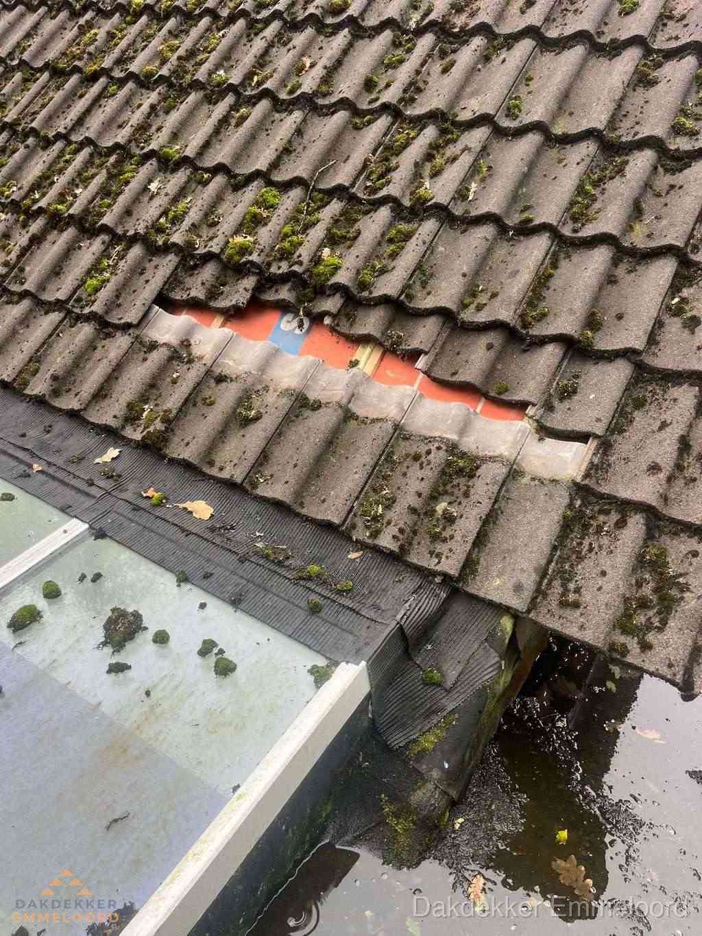 Beschadigd pannendak met ontbrekende dakpannen voor reparatie in Emmeloord
