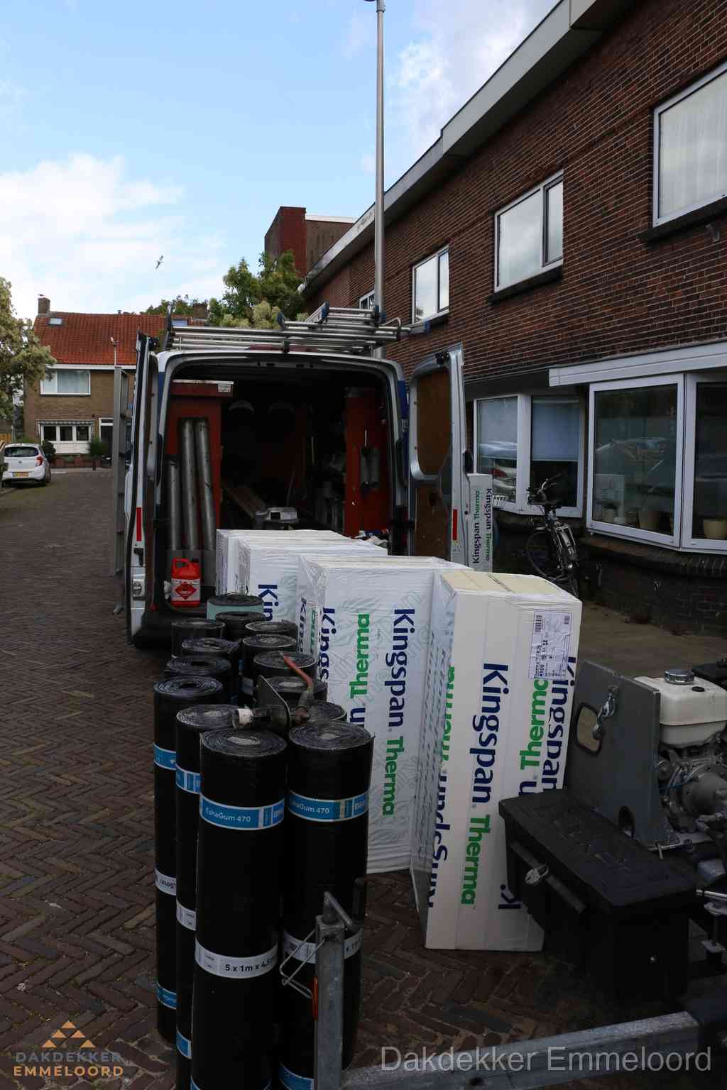 Plat dak met bitumen dakbedekking en brander in Emmeloord