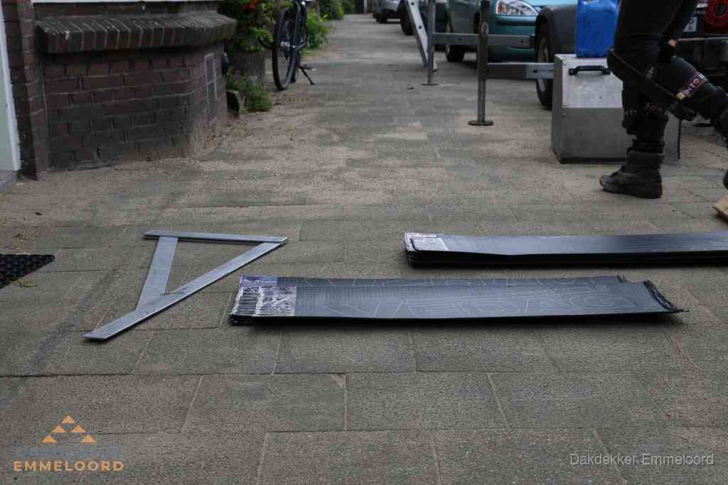 Dakbedekkingsmateriaal en zinkwerk klaargelegd voor reparatie in Emmeloord
