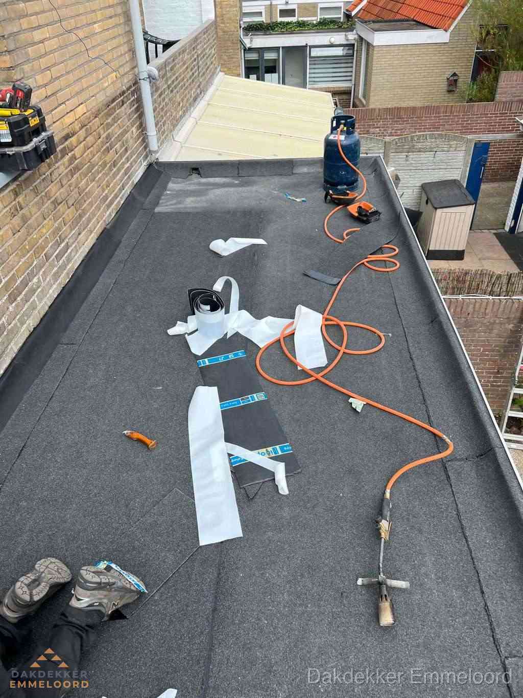Dakdekker brengt EPDM dakbedekking aan op plat dak in Emmeloord