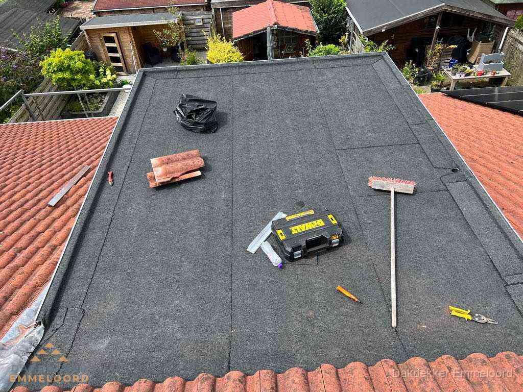 Nieuw plat dak met bitumen dakbedekking in Emmeloord