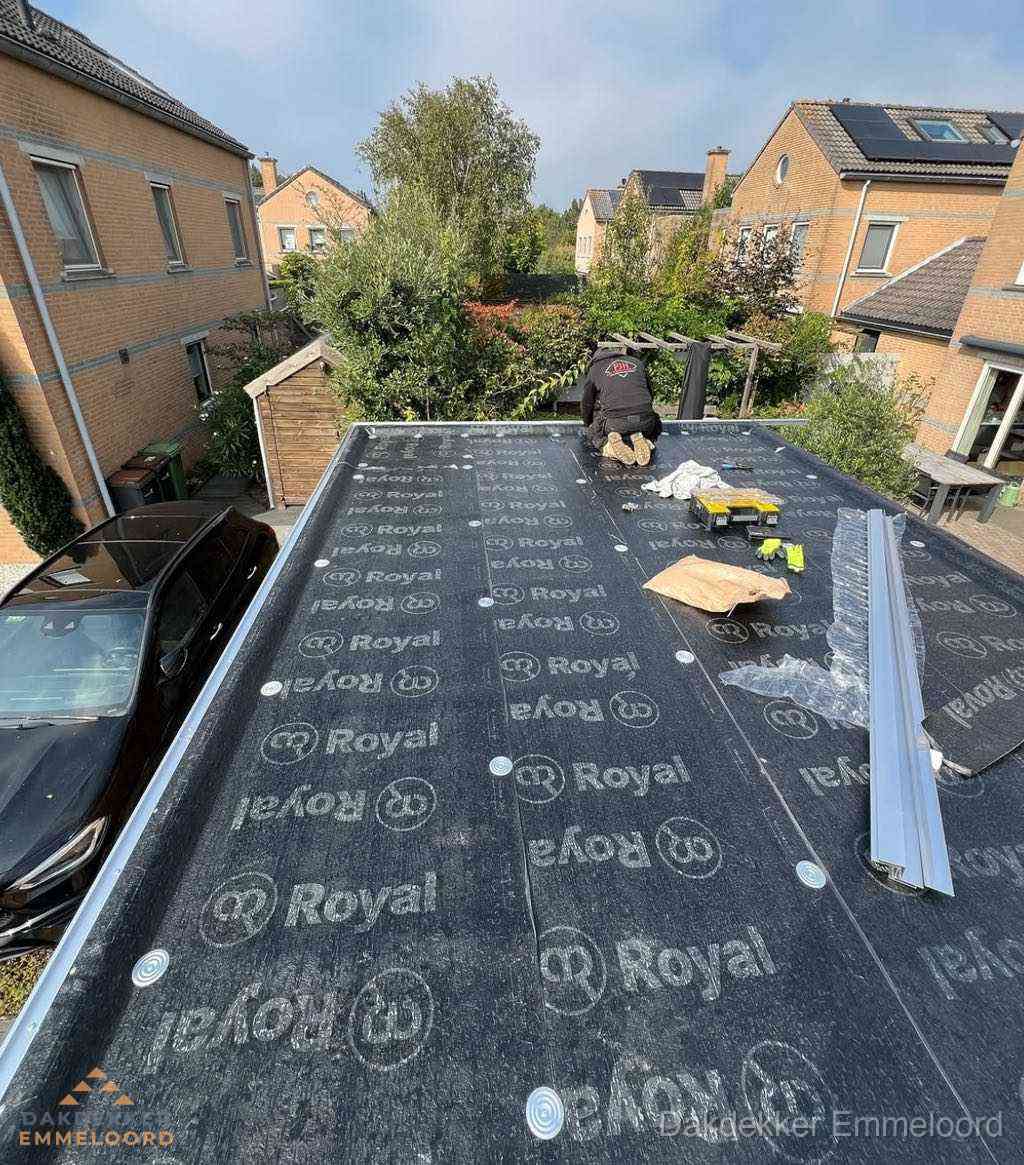 Dakdekker aan het werk op plat dak renovatie in Emmeloord