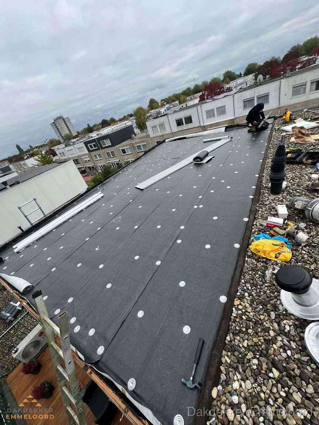 Dakleer vervangen op groot plat dak door dakdekker in Emmeloord