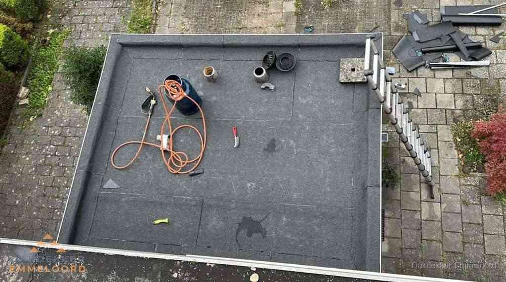Plat dak met nieuwe bitumen bedekking in Emmeloord