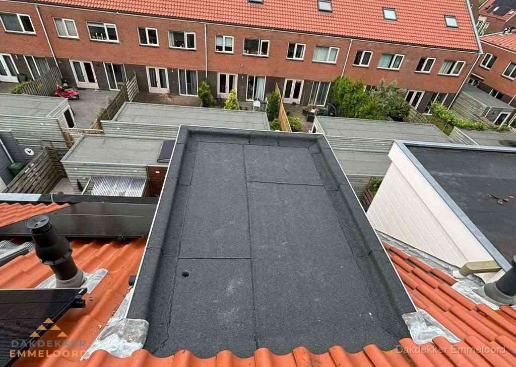 Plat dak met bitumen bedekking naast dakkapel in Emmeloord