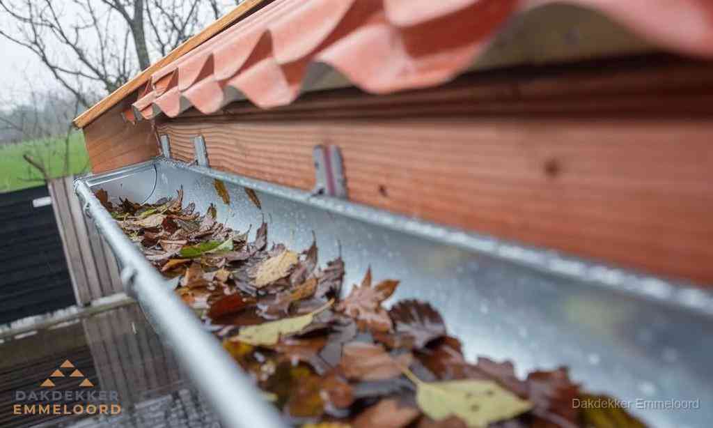 Rollen bitumen dakbedekking klaar voor daklekkage reparatie in Emmeloord