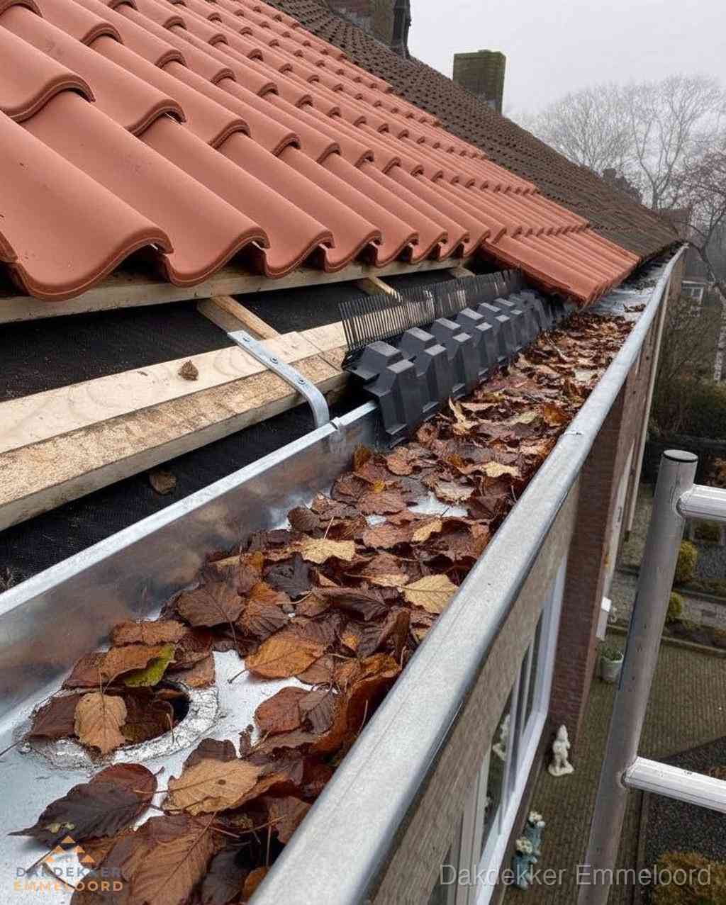 Plat dak bedrijfspand met bitumen dakbedekking en lichtkoepels in Emmeloord