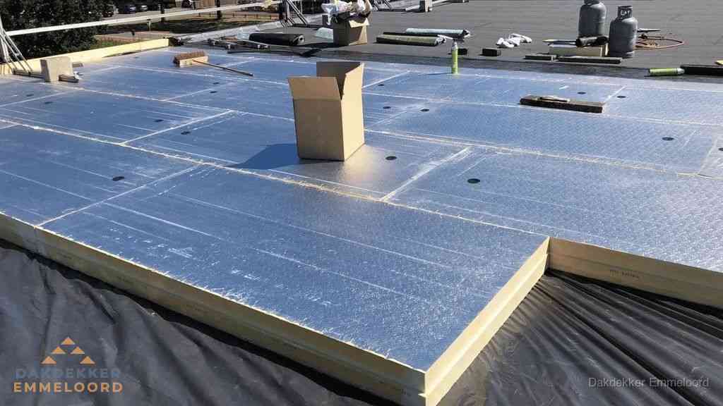 PIR isolatieplaten worden gelegd op plat dak voor dakisolatie in Emmeloord