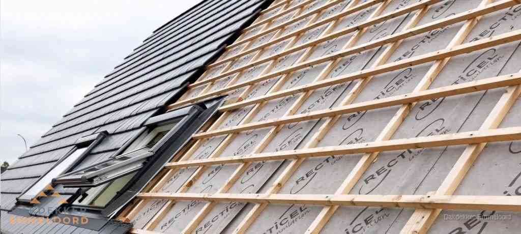 Isolatie en dakpannen installeren op hellend dak in Emmeloord