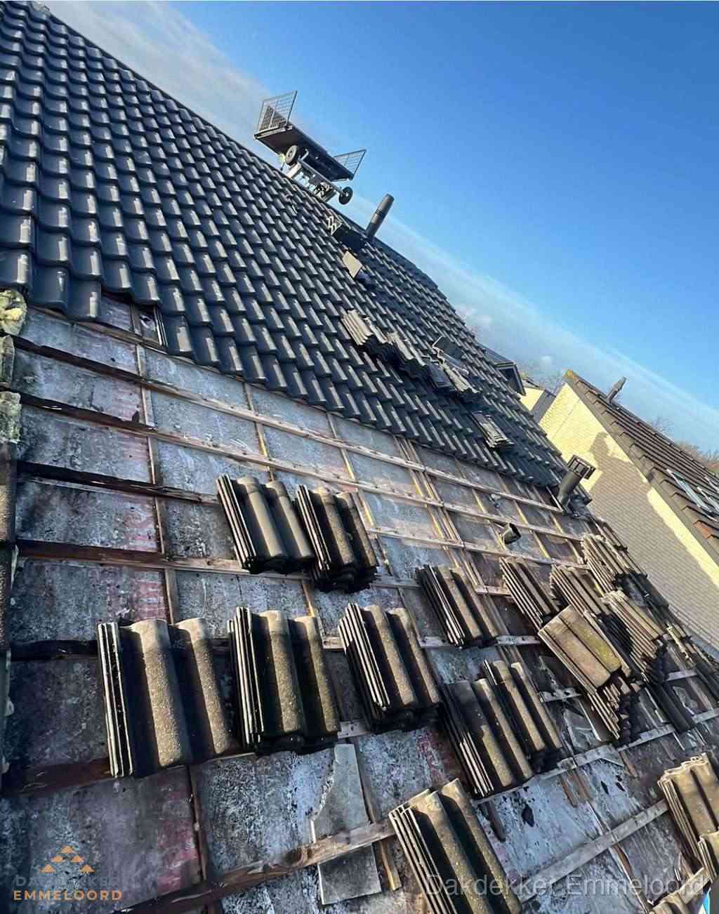 Bitumen dakbedekking op plat dak met aansluitend pannendak en zonnepanelen in Emmeloord