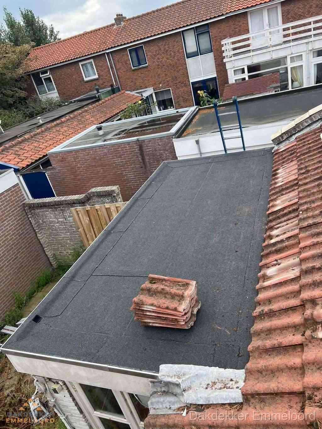 Aanbouw plat dak met reservepannen voor dakpannen vervangen in Emmeloord