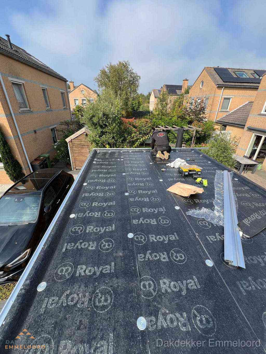 Nieuwe Royal bitumen dakbedekking op plat dak van aanbouw in Emmeloord