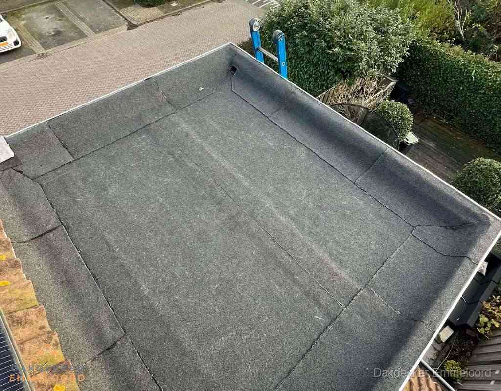 Gerenoveerd plat dak met nieuwe bitumen dakbedekking in Emmeloord