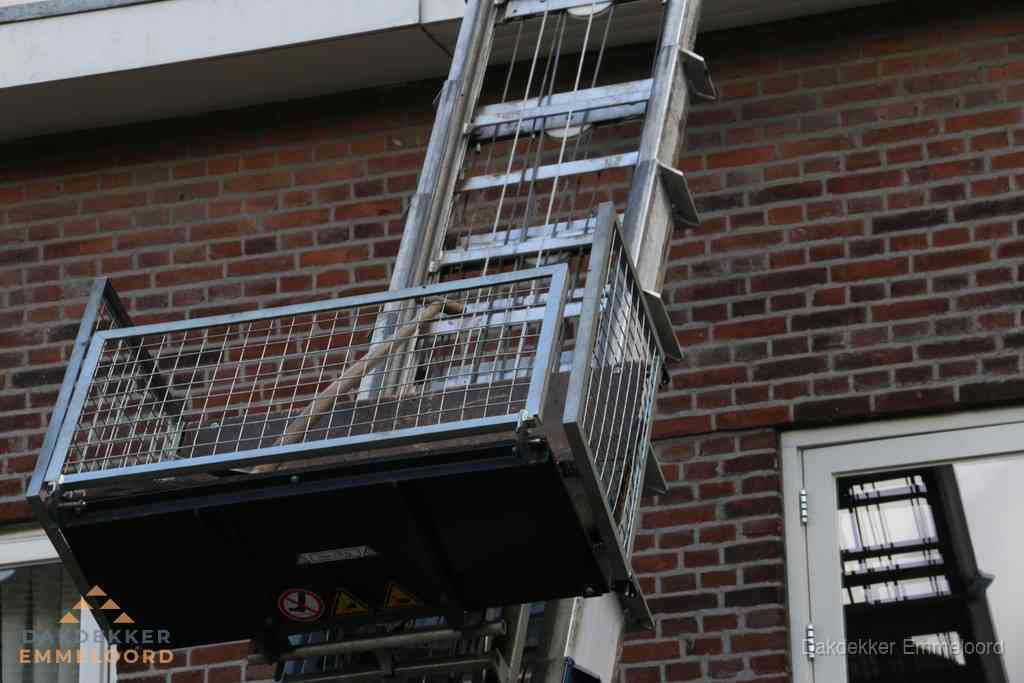 Ladderlift met dakpannen voor dakpan reparatie in Emmeloord
