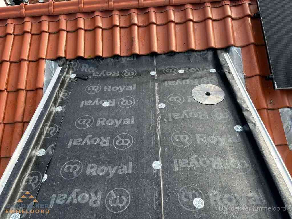 Nieuw dak met dakpannen en Royal onderlaag bij woning in Emmeloord