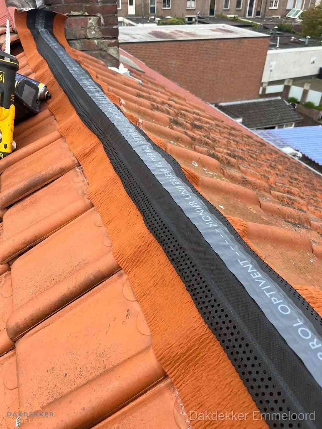 Plat dak aanbouw met bitumen naast schuin pannendak in Emmeloord