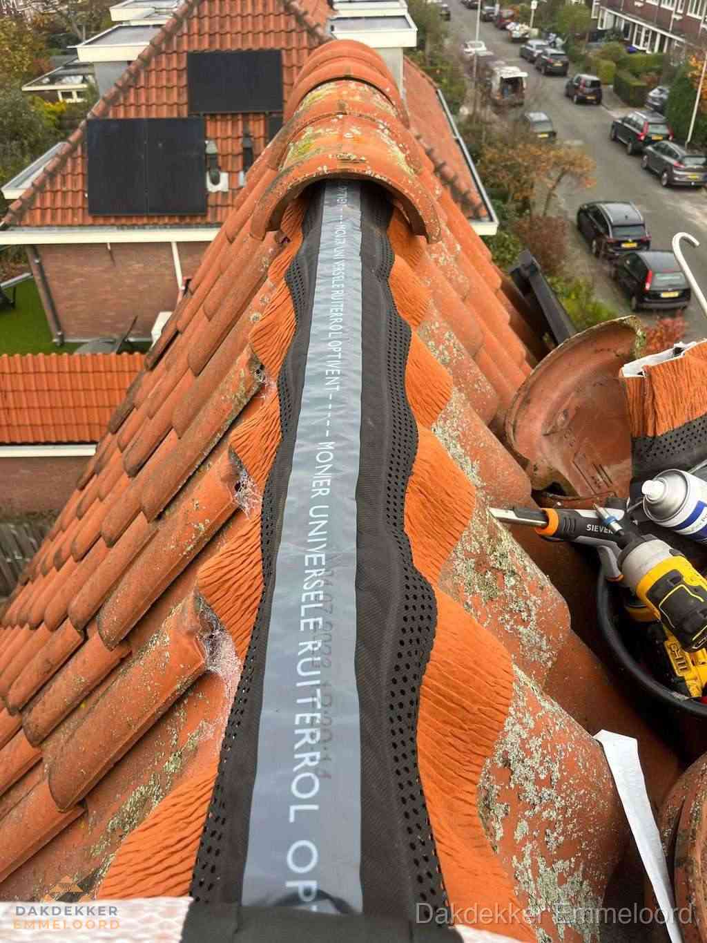 Dakdekker vervangt nokvorst met ruiterrol op pannendak in Emmeloord
