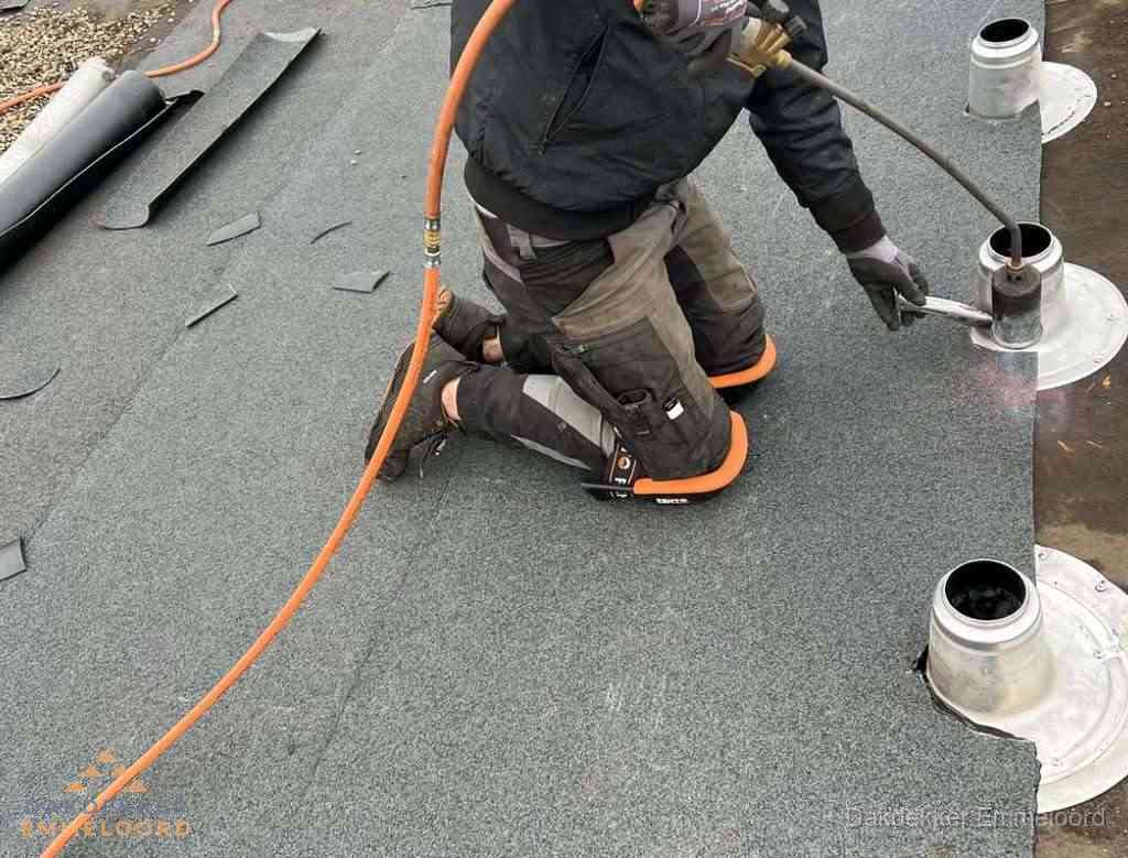 Gereedschap op nieuw plat dak na renovatie in Emmeloord