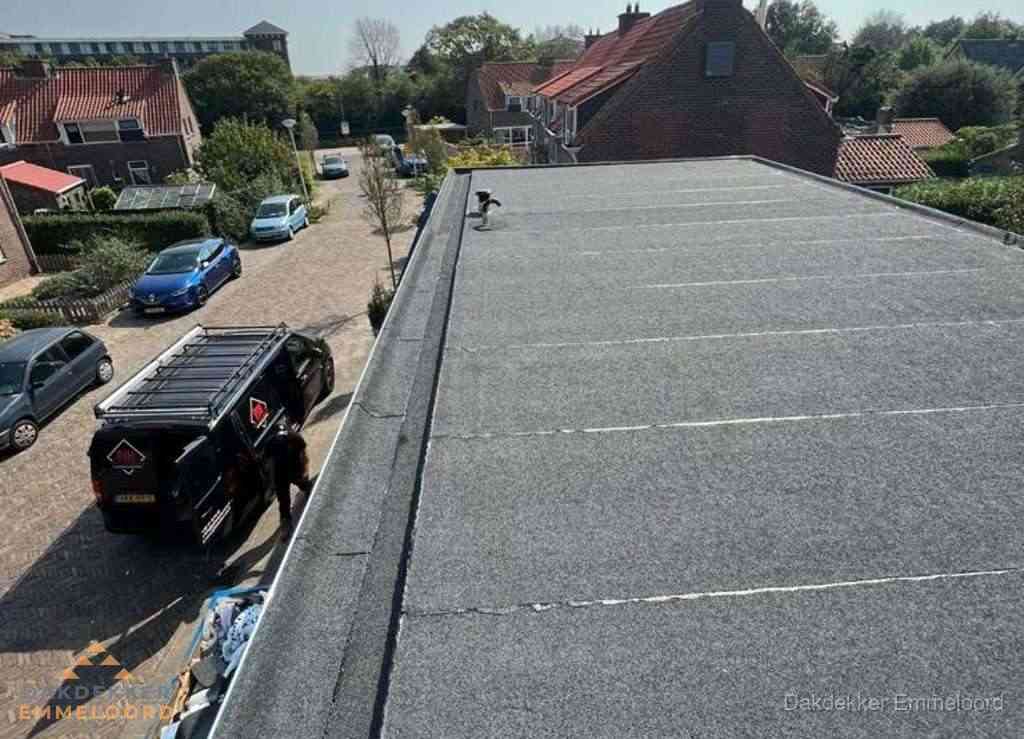 Nieuw bitumen plat dak met uitzicht over landschap in Emmeloord