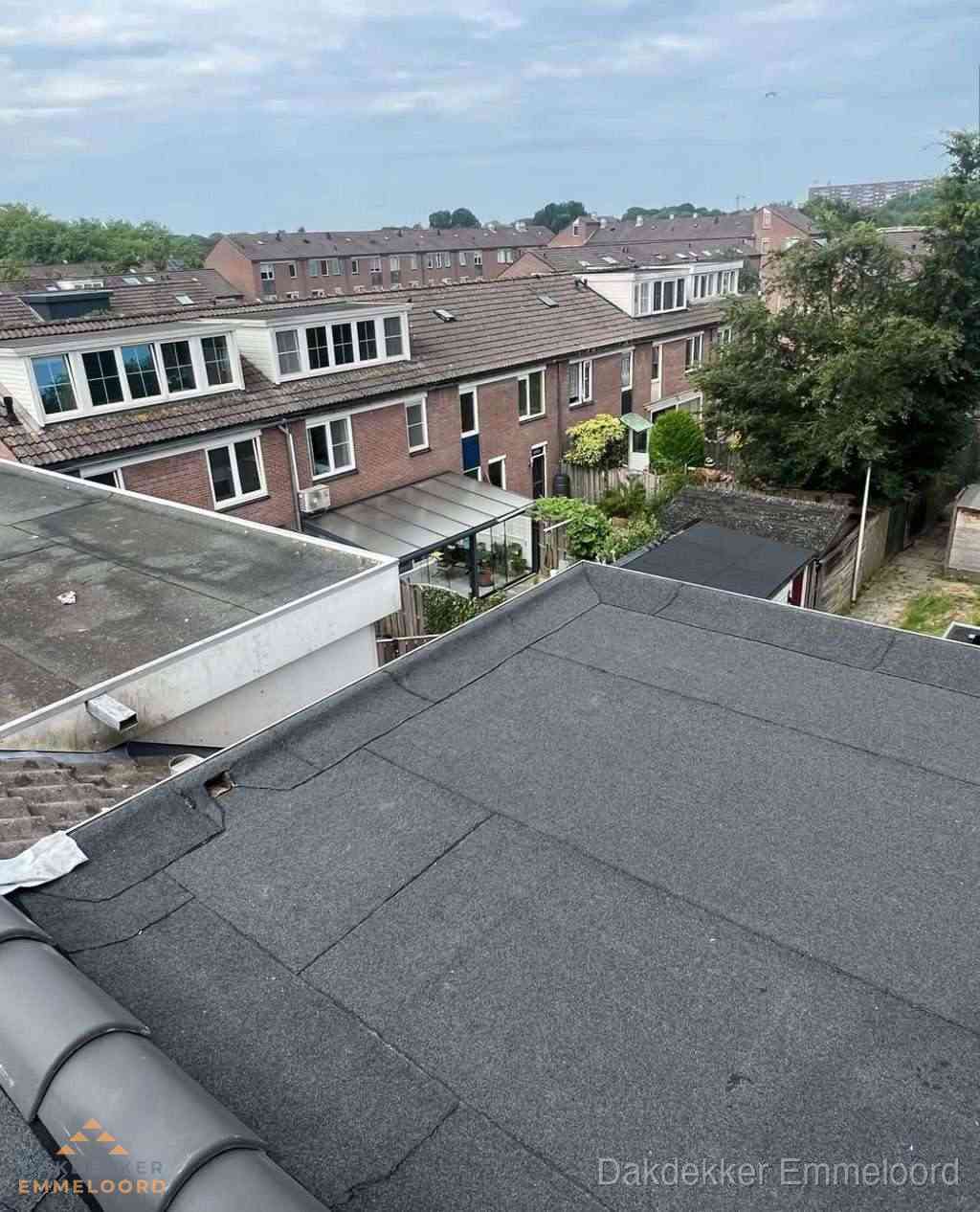 Vernieuwd plat dak met bitumen in woonwijk in Emmeloord
