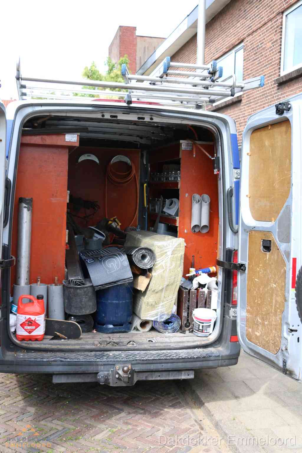 Bedrijfsbus van dakdekker met gereedschap en materialen in Emmeloord