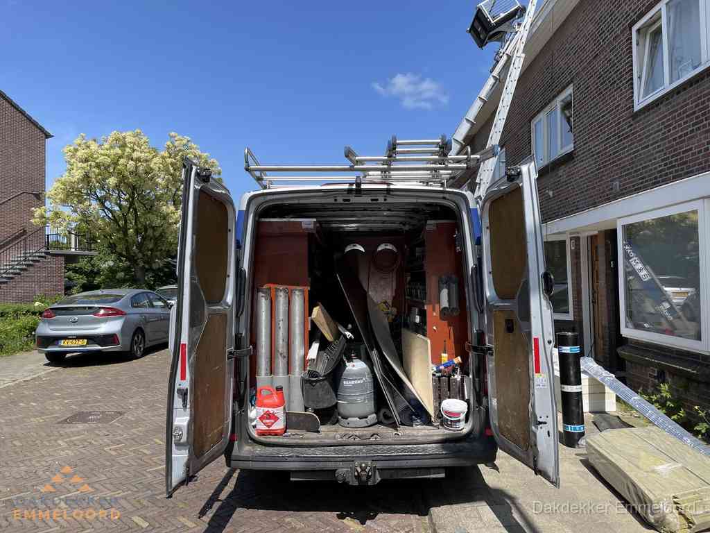 Spoed dakdekker bus met gereedschap en ladder bij woning in Emmeloord