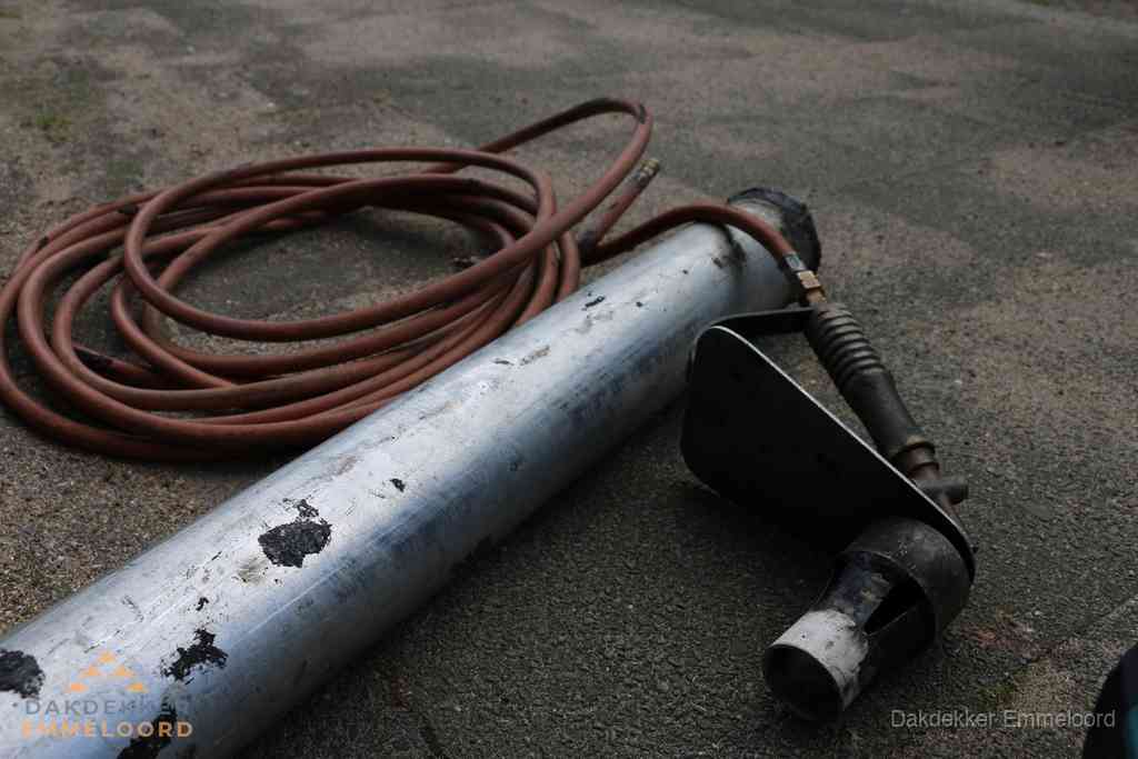 Dakdekker gasbrander en gereedschap voor spoedklus in Emmeloord