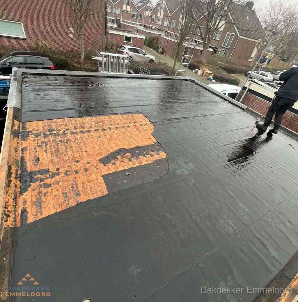 Dakdekker brengt EPDM dakbedekking aan op plat dak in Emmeloord