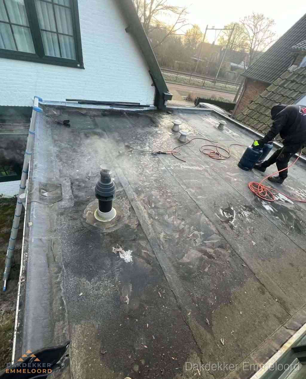 Dakdekker verhelpt daklekkage op plat dak in Emmeloord