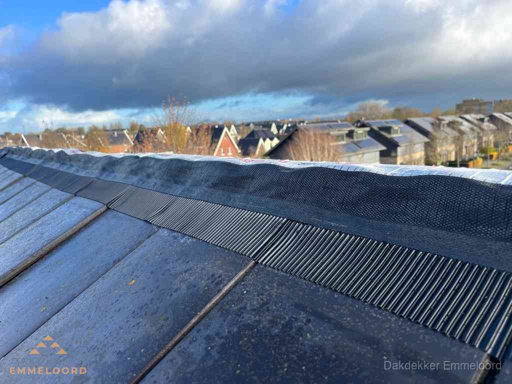 Dakisolatie bij de nok met ventilatieprofiel op schuin dak in Emmeloord