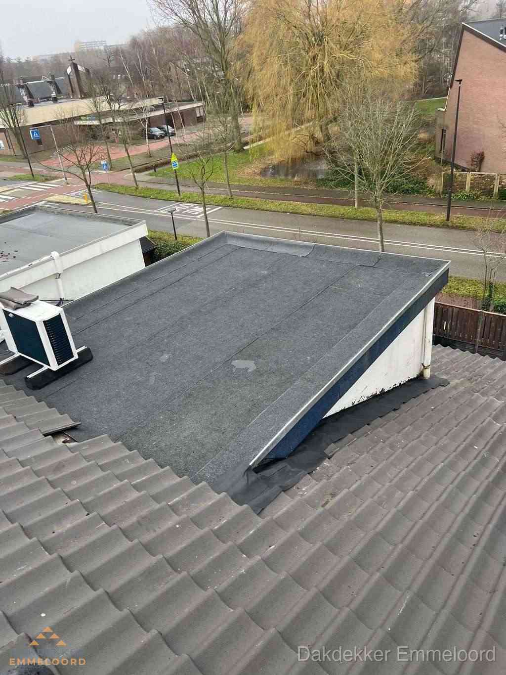 Plat dak met bitumen isolatie en dakbedekking in Emmeloord