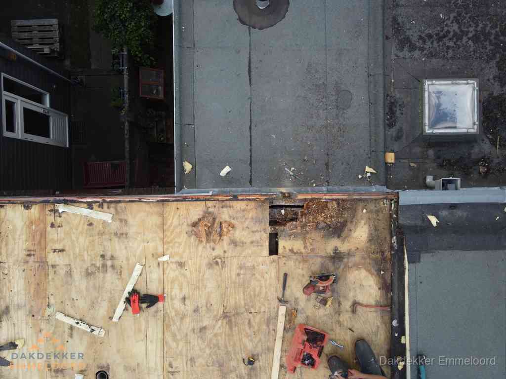 Dakschade en renovatie plat dak vanuit de lucht in Emmeloord