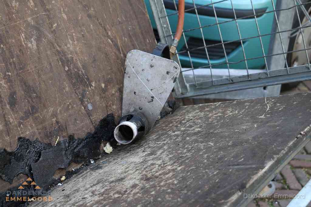 Dakdekkers gasbrander voor bitumen werkzaamheden in Emmeloord