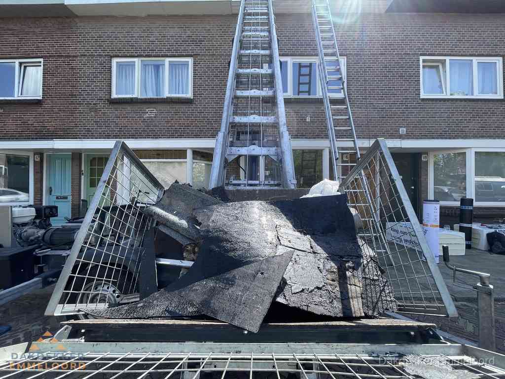 Kosten dakreparatie: dakschade aan flatgebouw in Emmeloord