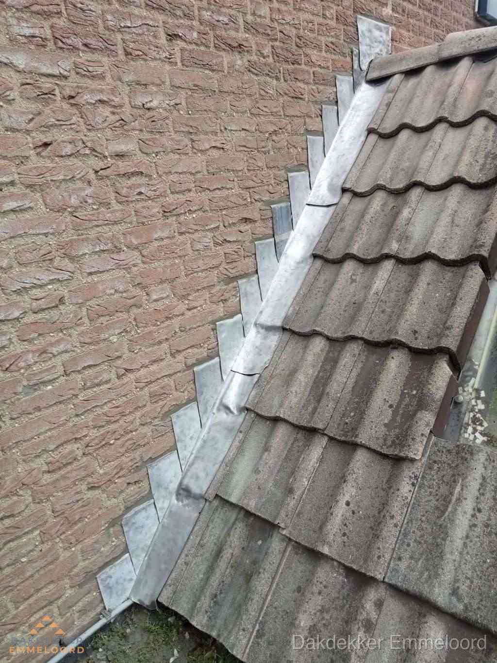 Loodslabben langs dakaansluiting bij bakstenen muur in Emmeloord