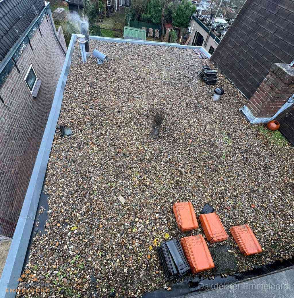 Plat dak met grindballast en dakdoorvoeren in Emmeloord