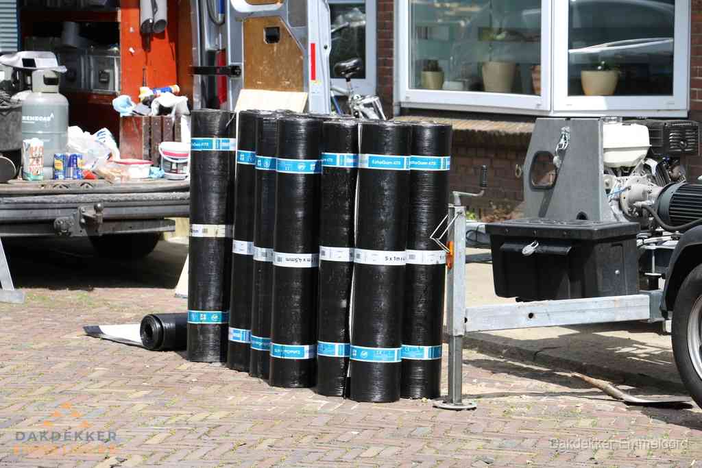 Rollen bitumen dakbedekking klaar voor daklekkage reparatie in Emmeloord