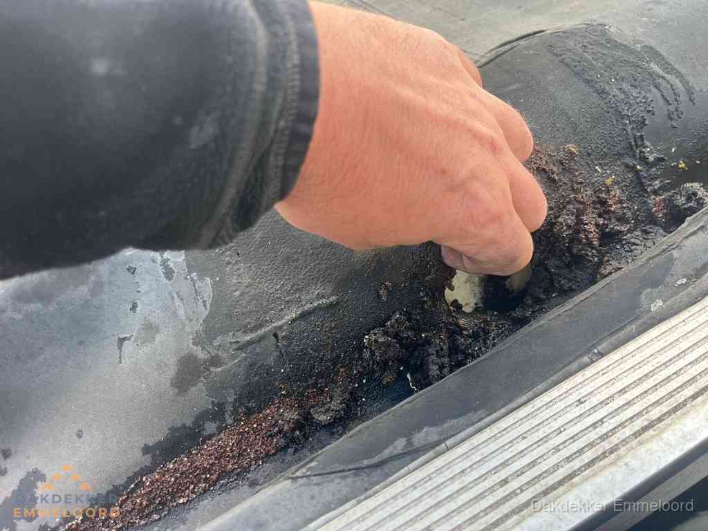 Schade aan bitumen dakbedekking op plat dak in Emmeloord
