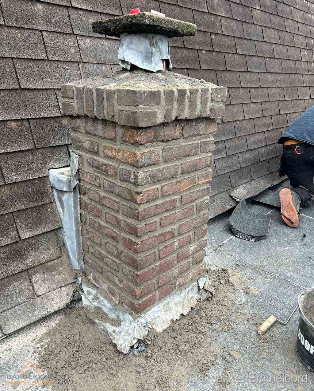 Schoorsteen reparatie met lood en voegwerk op leien dak in Emmeloord
