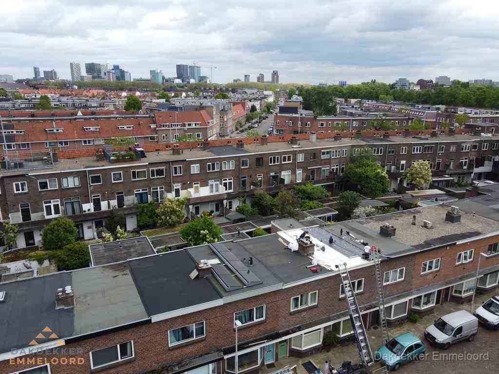 Spoed dakdekker aan het werk op plat dak in woonwijk Emmeloord